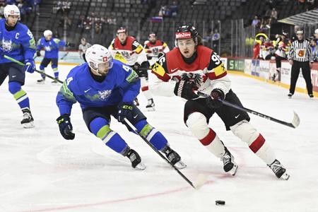 Na snímke slovinský hokejista Aleksandar Magovac (vľavo) a Marco Kasper z Rakúska v zápase A-skupiny Slovinsko - Rakúsko. Anders Wiklund/TT News Agency via AP