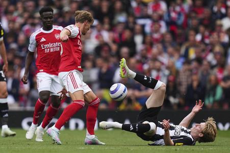 Hráč Arsenalu Londýn Martin Odegaard (druhý vľavo) a Anthony Gordon z Newcastlu United v súboji o loptu počas zápasu 37. kola anglickej Premier League FC Arsenal - Newcastle United. 