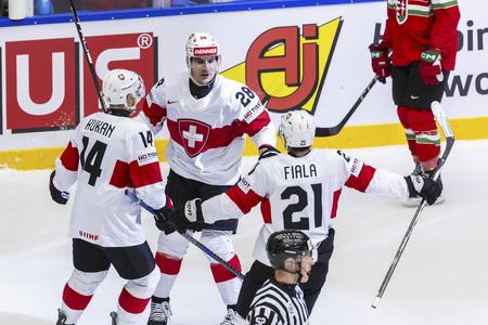 KK75 Herning - Hráč Timo Meier (uprostred) zo Švajčiarska sa teší z gólu so spoluhráčmi Deanom Kukanom (vľavo) a Kevinom Fialom v zápase B-skupiny Maďarsko - Švajčiarsko.