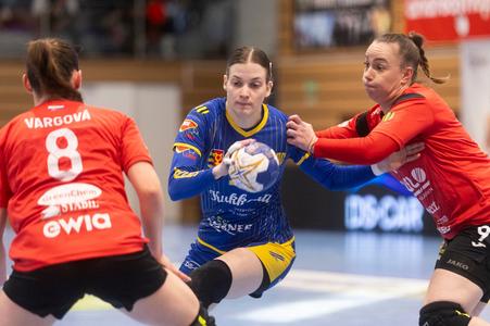 Šalianska obrana - na snímke v podaní Diany Márie Vargovej (vľavo) a Barbory Königovej - nútila dunajskostredské hráčky k chybám, ktoré potom trestali v rozhodujúcom dueli o 2. miesto v rámci nadstavbovej časti hádzanárok.