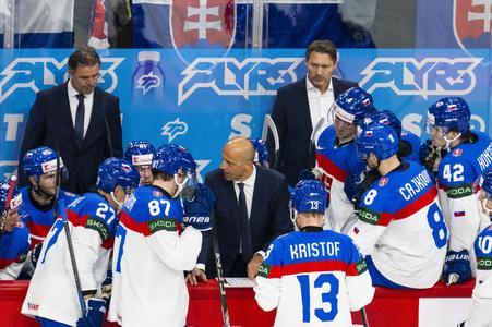 Na snímke vľavo hore asistent trénera Róbert Petrovický, uprostred asistent trénera Ján Pardavý a vpravo hore tréner slovenskej hokejovej reprezentácie Vladimír Országh spolu s hráčmi počas zápasu A-skupiny Lotyšsko - Slovensko na 88. majstrovstvách sveta v ľadovom hokeji v Štokholme.