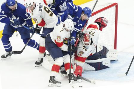 Obranca Floridy Panthers Dmitry Kulikov bojuje o puk s hráčom Toronta Maple Leafs Austonom Matthewsom (34).