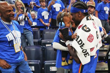 Shai Gilgeous-Alexander z tímu Oklahoma City Thunder's drží v náručí svojho syna po rozhodujúcom dueli semifinále Západnej konferencie proti Denveru Nuggets. Oklahoma vyhrala 125:93.