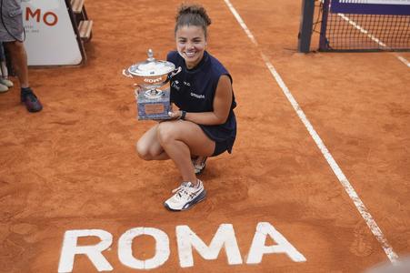 Jasmine Paoliniová s trofejou pre víťazku dvojhry na turnaji WTA 1000 v Ríme.