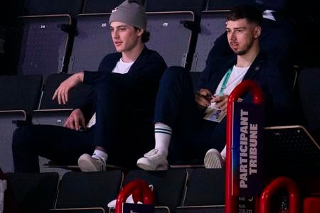 Dalibor Dvorský (vľavo) a Dávid Romaňák sledujú z tribúny zápas Slovákov s Lotyšmi. V utorok proti Fínom by už mohli byť na ľade aj oni.