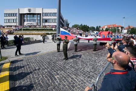 На фото національний прапор Словаччини.