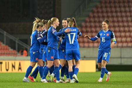 Na snímke radosť hráčok Slovenska po strelení gólu počas zápasu Ligy národov skupiny C medzi Slovenskom a Faerskými ostrovmi v Trnave.