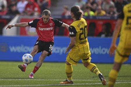 Na archívnej snímke futbalista Leverkusenu Florian Wirtz (vľavo) počas zápasu nemeckej Bundesligy Bayer 04 Leverkusen - Borussia Dortmund v Leverkusene.