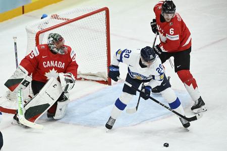 Eeli Tolvanen pred bránkou Kanady. Fredrik Sandberg/TT via AP