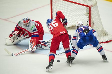 Logan Cooley (vpravo) v súboji s Jakubom Krejčíkom pred českou bránkou v zápase Česko - USA na majstrovstvách sveta.