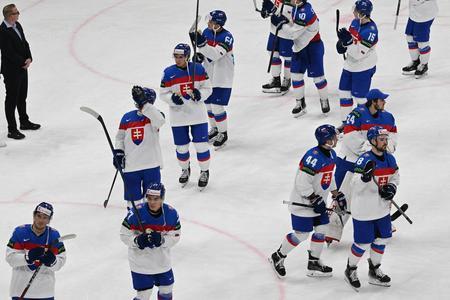 Slovenskí hokejisti reagujú po prehre po zápase A-skupiny Fínsko - Slovensko.