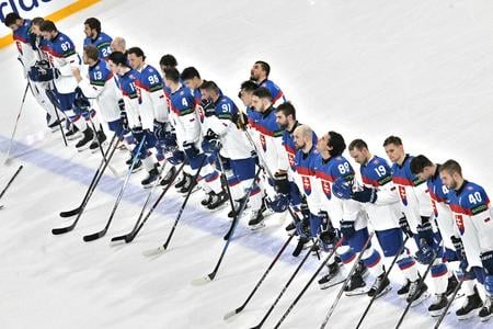 Slovenskí hokejisti stoja po prehre po zápase A-skupiny Fínsko - Slovensko na MS 2025.