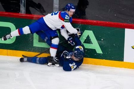 Na snímke zľava Samuel Kňažko (Slovensko) a Hannes Björninen (Fínsko) bojujú o puk počas zápasu A-skupiny Fínsko - Slovensko na 88. majstrovstvách sveta v ľadovom hokeji v Štokholme 20. mája 2025.