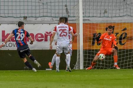 Marek Kuzma (vľavo) strieľa vedúci gól Zlatomoravčanov.