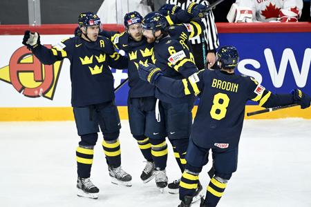 Spoznali sme štvrťfinálové dvojice: Švédi vyzvú obhajcov titulu, USA si to rozdá s Fínskom