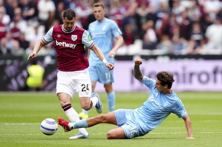 KK18 Londýn - Hráč Max Kilman (vľavo) z West Hamu United a Nicolas Dominguez z Nottinghamu Forest v zápase 37. kola anglickej Premier League West Ham United - Nottingham Forest.