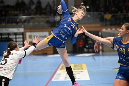 Na snímke uprostred hráčka Erika Rajnohová (HC DAC) a hráčka Hodonína Laura Víchová (vľavo) počas zápasu 15. kola hádzanárskej MOL ligy HC DAC Dunajská Streda - HK Hodonín.