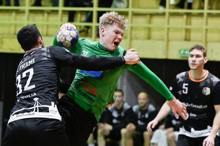 Na snímke uprostred Samuel Valent (Nové Zámky) a vľavo Marco Beltrami (ŠKP Bratislava) v 12. kole Niké Handball extraligy v hádzanej mužov ŠKP Bratislava - MHC ŠTART Nové Zámky 23. novembra 2024 v Bratislave.