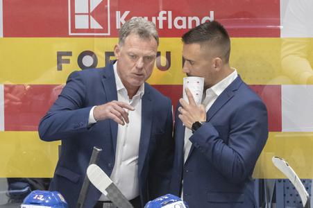 Na snímke vľavo tréner českých hokejistov Radim Rulík a vpravo asisitent Tomáš Plekanec v prípravnom hokejovom zápase pred blížiacimi sa MS v ľadovom hokeji Praha - Ostrava medzi výbermi Slovenska a Česka 27. apríla 2024 v Bratislave.
