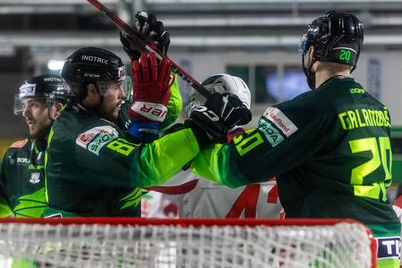 Na snímke v popredí zľava Erik Rajnoha (Žilina), Martin Reway (Liptovský Mikuláš) a Peter Galamboš (Žilina) počas zápasu 37. kola hokejovej Tipos extraligy Vlci Žilina - HK 32 Liptovský Mikuláš.