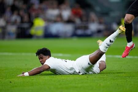 Na archívnej snímke zo 14. mája 2025 futbalista Realu Madrid Endrick padá počas zápasu španielskej La Ligy Real Madrid - Mallorca v Madride.