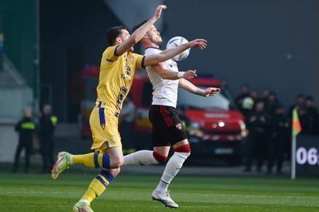Milan Dimun (vľavo) v súboji s Martinom Bukatom.