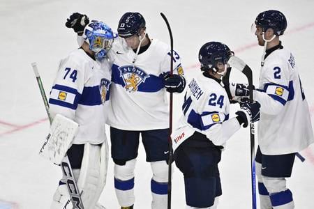 Fínski hráči zľava brankár Juuse Saros, Mikael Ruohomaa, Hannes Bjärninen a Rasmus Rissanen oslavujú po výhre nad Rakúskom 2:1 v úvodnom zápase A-skupiny Rakúsko - Fínsko na MS 2025 v hokeji vo švédskom Štokholme.