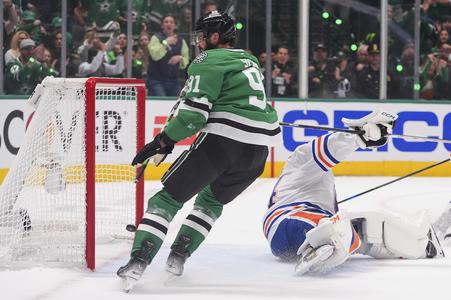 Útočník Dallasu Tyler Seguin strieľa gól do bránky Edmontonu.