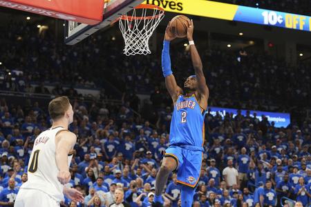 Shai Gilgeous-Alexander z Oklahomy smečuje.