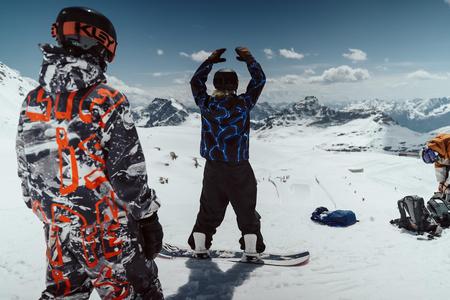 Slovenskí a českí reprezentanti sa pripravujú v snowparku na ľadovci Mölltaler v Rakúsku.