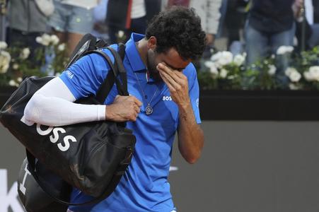 Matteo Berrettini odchádza z kurtu na turnaji v Ríme. Zápas proti Casperovi Ruudovi pre zranenie nedohral.