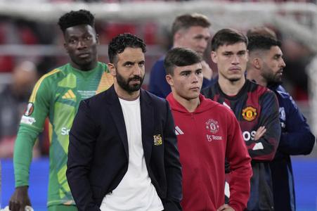 Tréner Manchestru United Ruben Amorim (druhý zľava).
