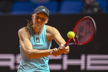 Kazašská tenistka Jelena Rybakinová odvracia loptičku.