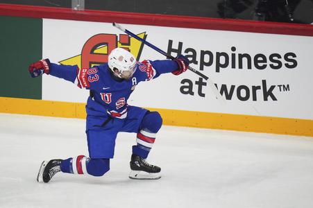 Americký hokejista Conor Garland sa teší z gólu vo štvrťfinálovom zápase USA - Fínsko.