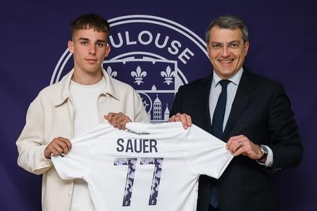 Mário Sauer po spečatení dohody s FC Toulouse s prezidentom klubu Damienom Comollim.