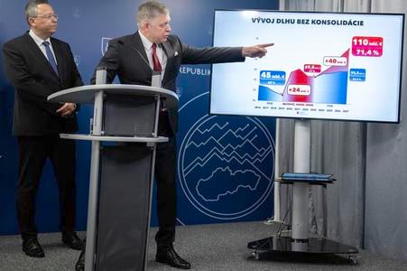Prime Minister Robert Fico (Smer) and Finance Minister Ladislav Kamenický (Smer) speak at a press conference during an inspection day at the Finance Ministry in Bratislava on 21 May 2025.