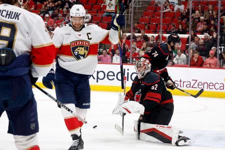 Útočník Floridy Aleksander Barkov (vpravo) sa teší z gólu v sieti Caroliny Hurricanes.