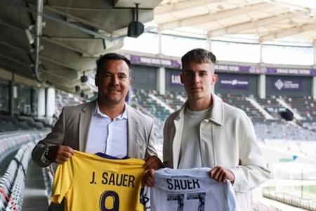 Mário Sauer po spečatení dohody s FC Toulouse, vedľa neho jeho otec a manažér v jednej osobe Július Sauer.