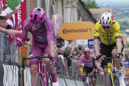 Dánsky cyklista Pedersen Mads z tímu Lidl Trek (vľavo) víťazí v 13. etape Giro d'Italia, ktorá viedla z Roviga do Vicenzy.