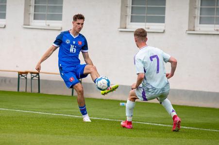 Nicolas Brandis a James Wilson v súboji o loptu. Z prípravného stretnutia futbalistov do 20 rokov Slovensko - Škótsko 2:1.