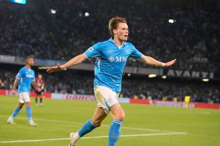 Scott McTominay oslavuje gól v sieti Cagliari. Zo stretnutia talianskej Serie A Neapol - Cagliari.