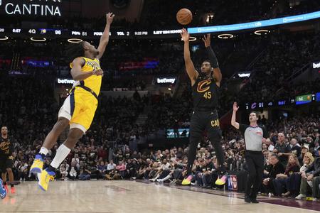 Rozohrávač Clevelandu Cavaliers Donovan Mitchell (vpravo).