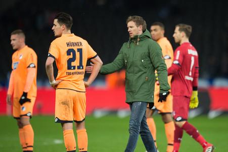 Na archívnej snímke z 3. februára 2018 tréner Hoffenheimu Cheftrainer Julian Nagelsmann (tretí sprava) a futbalista Hoffenheimu Benjamin Hübner sa zdravia po zápase 21. kola nemeckej Bundesligy Hertha Berlín - 1899 Hoffenheim v Berlíne.