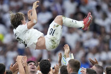 Chorvátsky futbalista Luka Modrič z Realu Madrid nad hlavami spoluhráčov po svojom poslednom zápase v drese bieleho baletu.