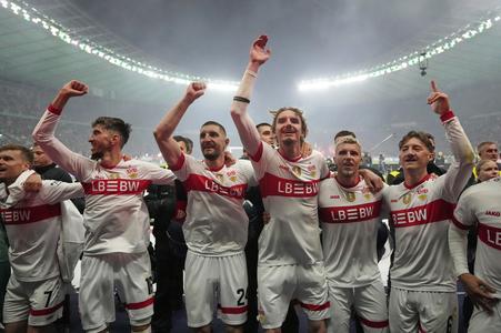 Hráči VfB Stuttgart oslavujú triumf v Nemeckom pohári.