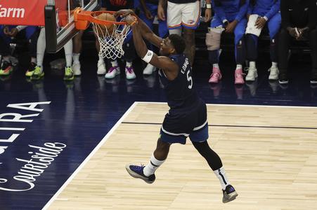 Rozohrávač Minnesoty Timberwolves Anthony Edwards (5).