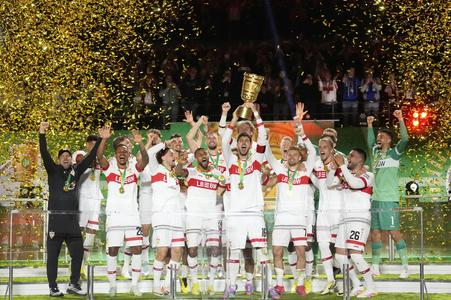 Hráči VfB Stuttgart oslavujú zisk Nemeckého pohára po víťazstve vo finále Arminia Bielefeld - VfB Stuttgart v Berlíne 24. mája 2025.