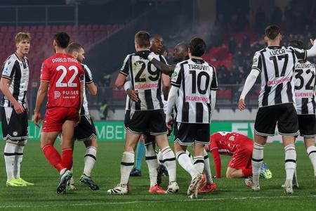 Futbalista Udinese Jaka Bijol (29) sa teší so spoluhráčmi z gólu v zápase 15. kola talianskej Serie A medzi AC Monza a Udinese Calcio v Monze v pondelok 9. decembra 2024.