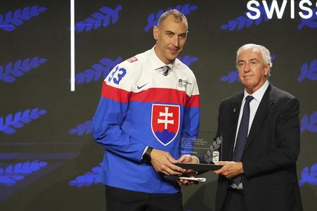 Bývalý slovenský hokejový obranca Zdeno Chára (vľavo) počas uvedenia do Siene slávy Medzinárodnej hokejovej federácie (IIHF), vpravo prezident IIHF Luc Tardif v Štokholme v nedeľu 25. mája 2025.
