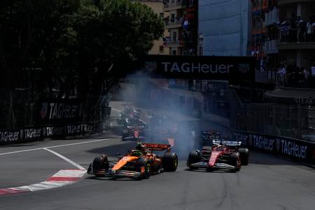 Britský jazdec F1 Lando Norris na McLarene (vpredu) vedie po štarte pretekov nedeľňajšej Veľkej ceny Monaka formuly 1 na okruhu v Monaku.